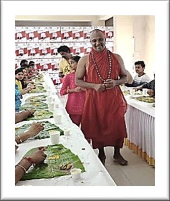 Rows of meals served on banana leaves at the mutt