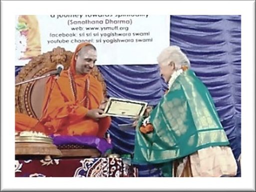 Sri Yogi honouring a social worker